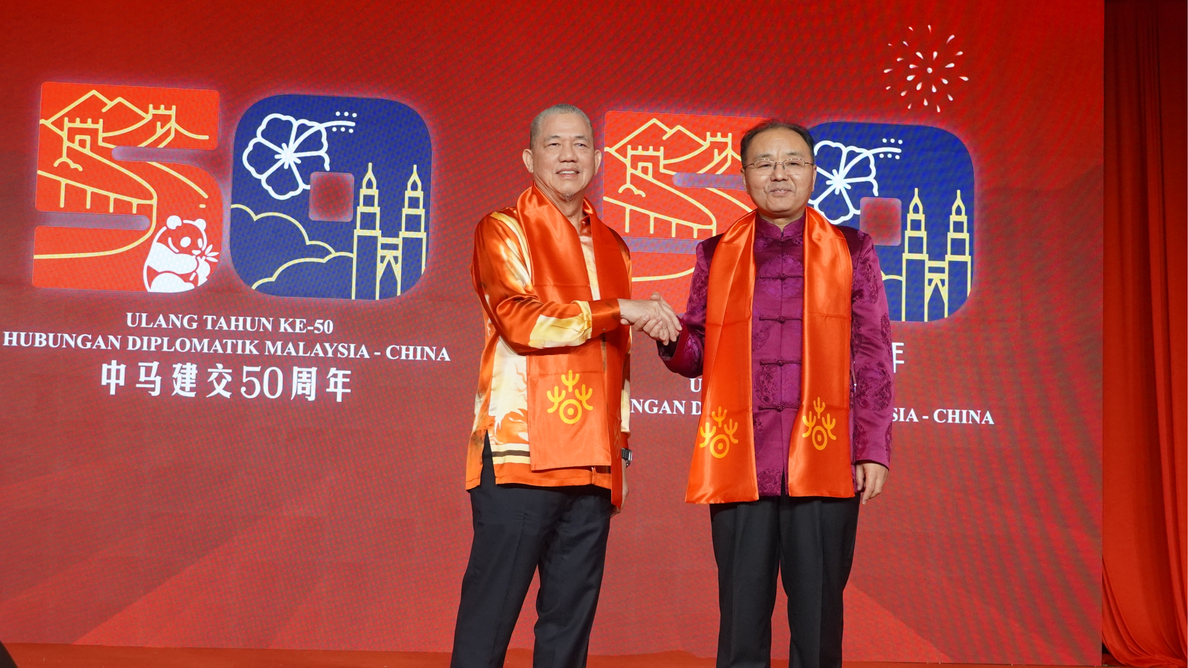 Deputy Prime Minister of Malaysia Fadillah Yusof (L) shakes hands with Chinese Ambassador to Malaysia Ouyang Yujing at a Spring Festival reception, February 2, 2024. /Chinese Embassy in Malaysia