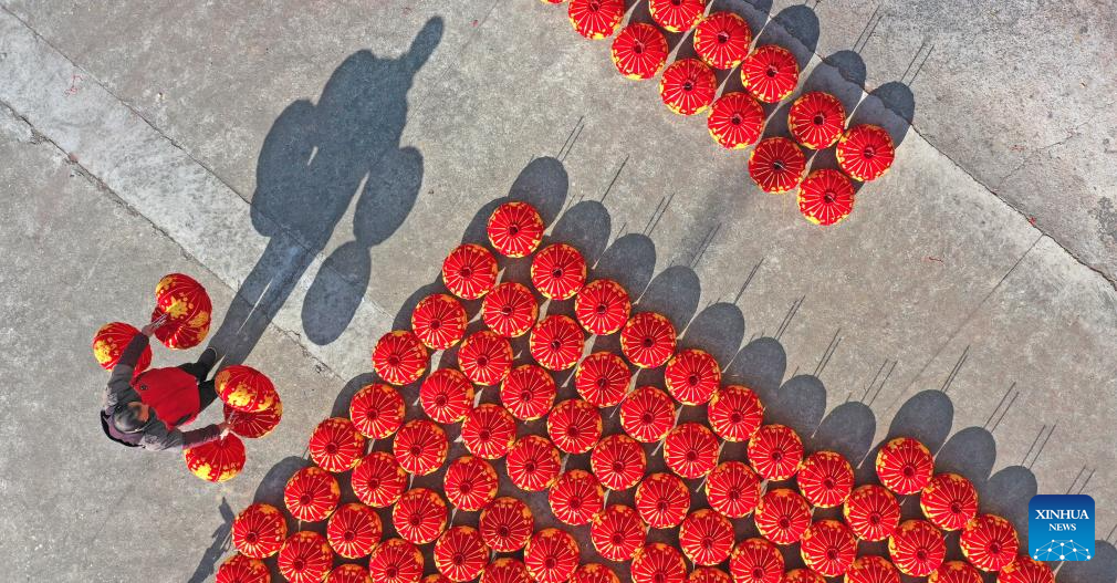 A staff member drying lanterns at a lantern factory in Hengxi township of Xianju County, Taizhou City, east China's Zhejiang Province, January 13, 2024. /Xinhua