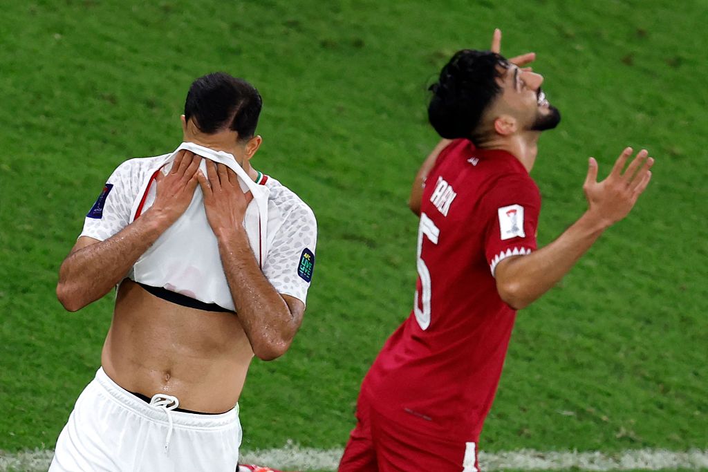 Iran's Hossein Kanani (L) reacts next to Qatar's Tarek Salman at the end of their Asian Cup clash at Al Thumama Stadium in Doha, Qatar, February 7, 2024. /CFP