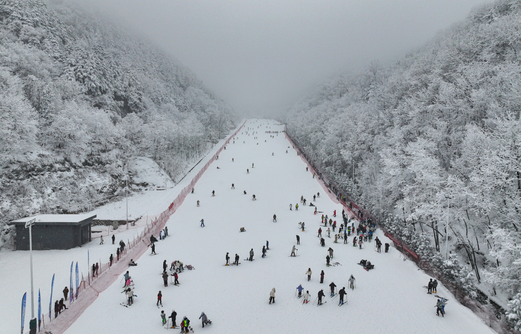 Visitors ski down a slope at a mountain scenic spot in Chang'an District, Xi'an, Shaanxi Province on February 7, 2024. /CFP