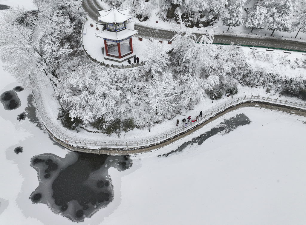 Snow covers the landscape at a mountain scenic spot in Chang'an District, Xi'an, Shaanxi Province on February 7, 2024. /CFP