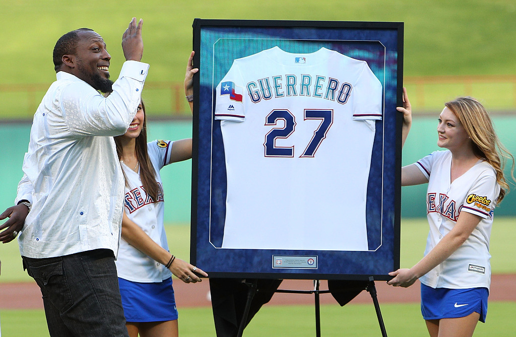 Vladimir Guerrero, father of Vladimir Guerrero Jr., participates in a ceremony before the baseball game between his former team the Texas Rangers and the Baltimore Orioles in Arlington, U.S., August 4, 2018. /CFP 