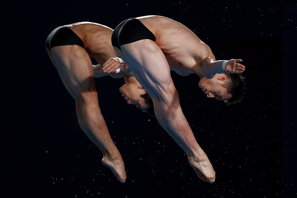 China's Yang Hao (L) and Lian Junjie during the men's synchronized 10m platform diving final at the World Aquatics Championships in Doha, Qatar, February 8, 2024. /CFP