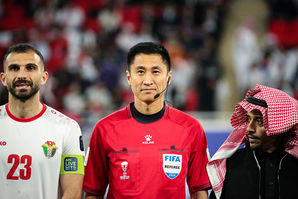 FIFA referee Ma Ning (C) of China, pictured prior to the AFC Asian Cup semifinal between Jordan and South Korea in Doha, Qatar, February 6, 2024. /CFP