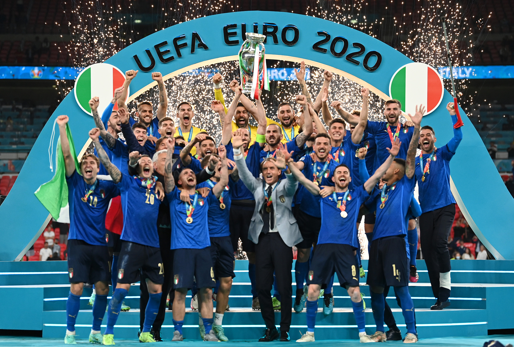 Players of Italy and their coach Roberto Mancini celebrate on the podium after winning the Euro 2020 final at Wembley Stadium in London, England, July 11, 2021. /CFP