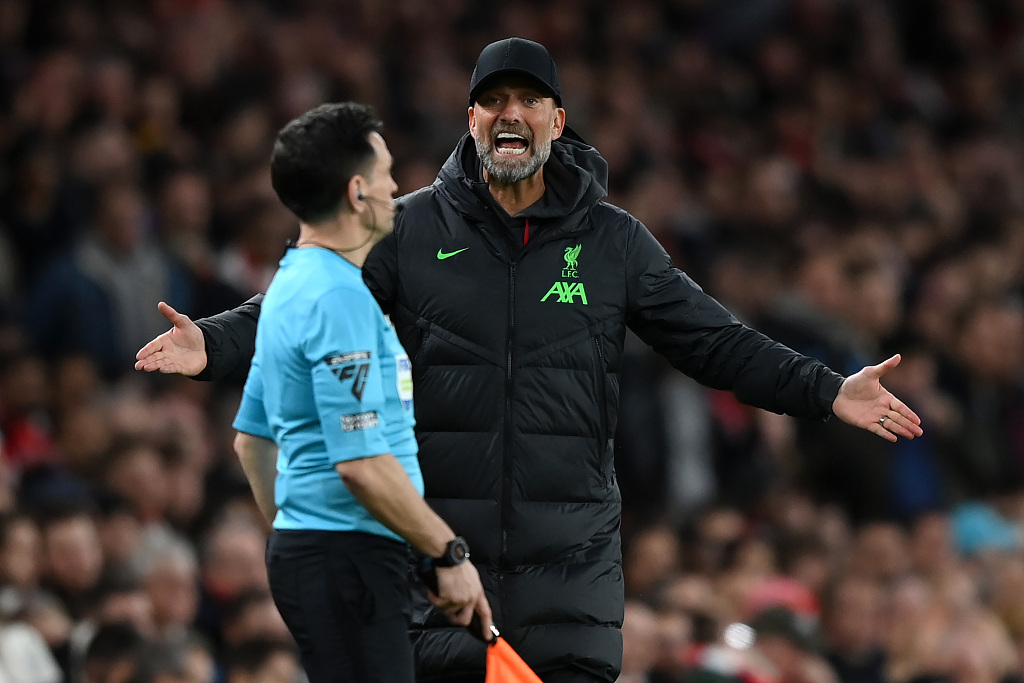 Jurgen Klopp (R), manager of Liverpool, talks to the referee during the Premier League game against Arsenal at the Emirates Stadium in London, England, February 4, 2024. /CFP 