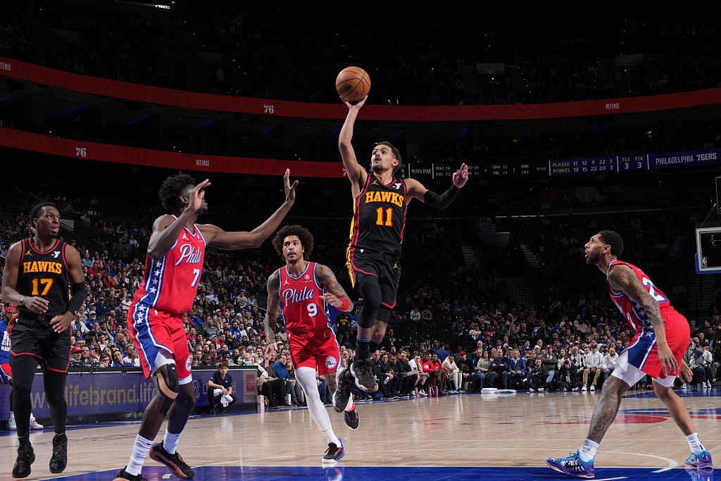 Trae Young (#11) of the Atlanta Hawks shoots in the game against the Philadelphia 76ers at Wells Fargo Center in Philadelphia, Pennsylvania, February 9, 2024. /CFP