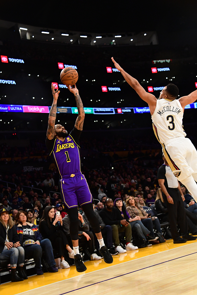 D'Angelo Russell (#1) of the Los Angeles Lakers shoots in the game against the New Orleans Pelicans at Crypto.com Arena in Los Angeles, California, February 9, 2024. /CFP