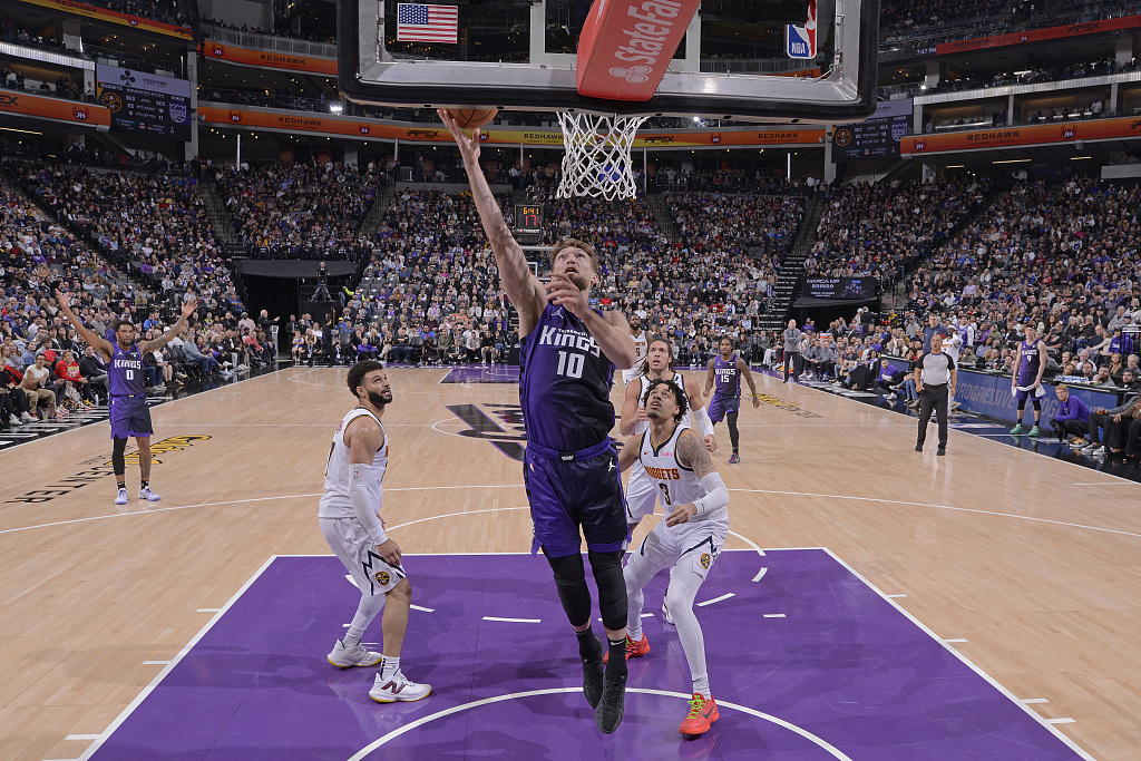 Domantas Sabonis (#10) of the Sacramento Kings shoots in the game against the Denver Nuggets at Golden 1 Center in Sacramento, California, February 9, 2024. /CFP