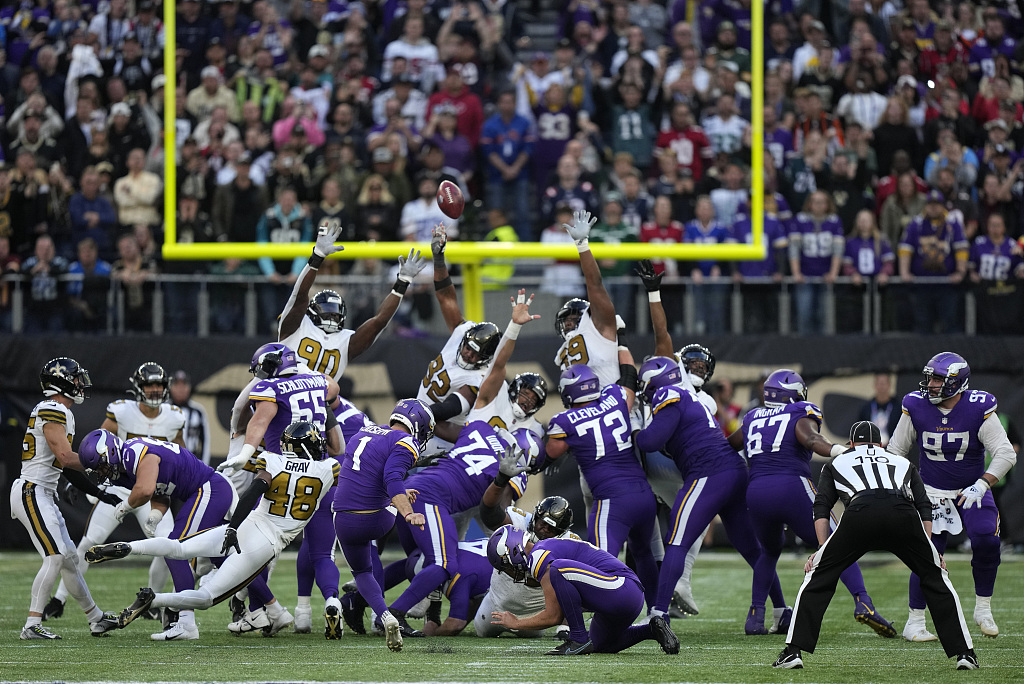 Minnesota Vikings kick a field goal in the fourth quarter of their NFL match against New Orleans Saints at the Tottenham Hotspur stadium in London, England, October 2, 2022. /CFP