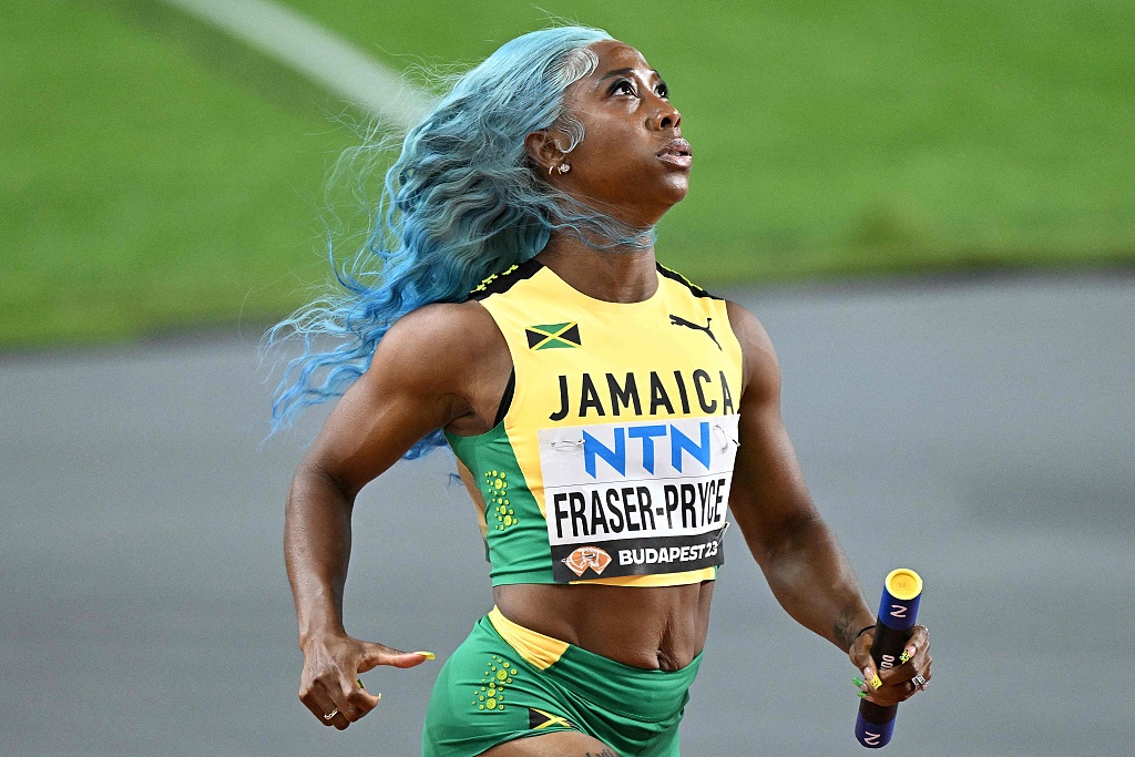  Shelly-Ann Fraser-Pryce of Jamaica comeptes in the women's 4x100-meter relay at the World Athletics Championships at the National Athletics Centre in Budapest, Hungary, August 25, 2023. /CFP 