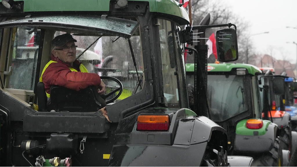 Polish farmers, angry at EU agrarian policy and cheap Ukraine produce imports which, they say, are undercutting their livelihoods, drive their heavy-duty tractors in protest before the office of the regional governor, in Poznan, western Poland, February 9, 2024. /CFP