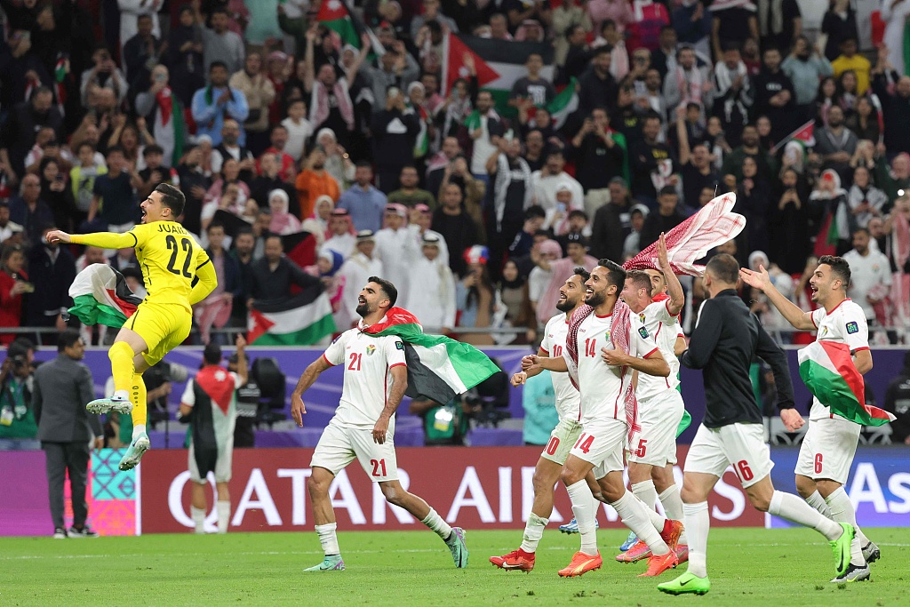 Jordan's players celebrate after defeating South Korea at the end of the Asian Cup semifinal at the Ahmad Bin Ali Stadium in Al-Rayyan, Qatar, February 6, 2024. /CFP