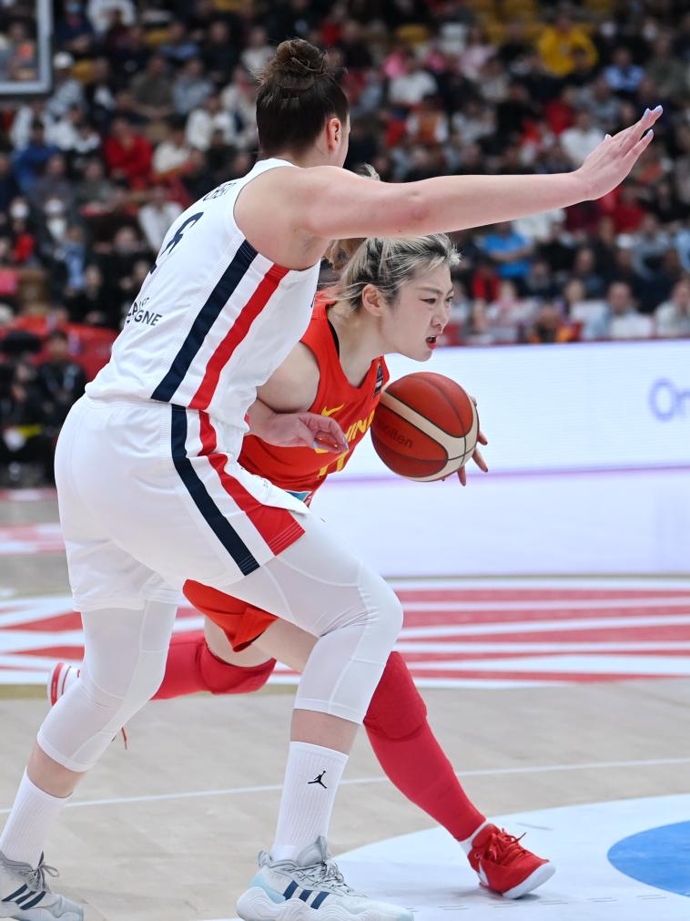 Li Meng (R) of China dribbles during the match between China and France at the FIBA women's Olympic qualifying tournament 2024 in Xi'an, China, February 10, 2024. /Xinhua