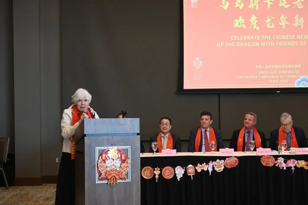 Sarah Lande (L) speaks during a luncheon hosted by the Chinese Consulate General in Chicago to celebrate the Chinese New Year in Muscatine, Iowa, U.S., February 9, 2024. /Chinese Consulate General in Chicago