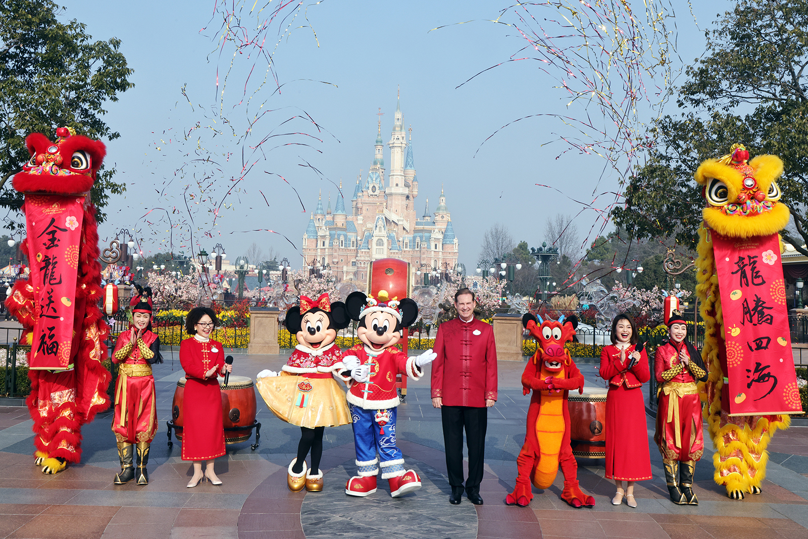Mickey, Minnie and Mushu send Chinese New Year greetings together with staff members at Shanghai Disney Resort on February 10, 2024, Chinese New Year's Day. /IC