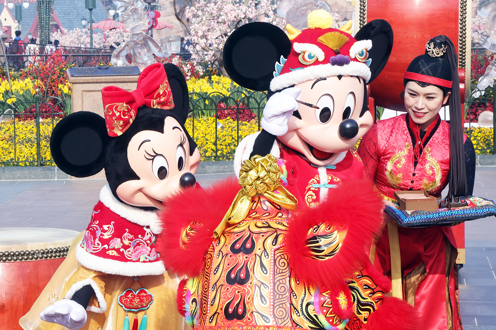 Mickey and Minnie paint the eyes of the lions during a traditional lion awakening ceremony at Shanghai Disney Resort on February 10, 2024, Chinese New Year's Day. /IC