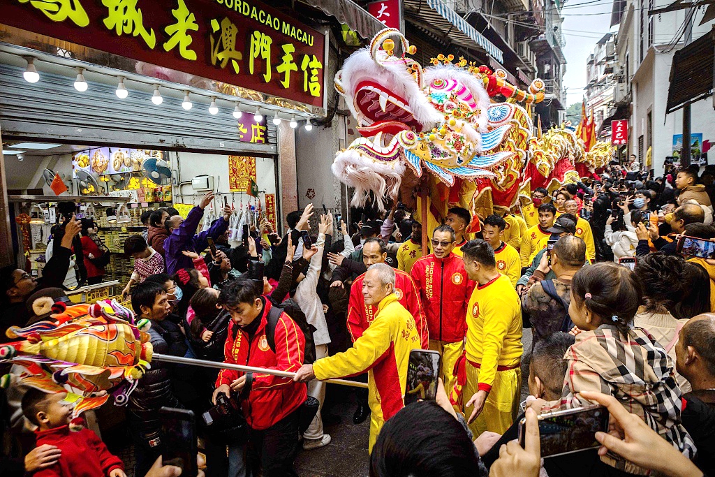A golden dragon showcases vigorous moves and conveys best wishes for the Year of the Dragon during a roadshow on February 10, 2024 in Macao. /CFP
