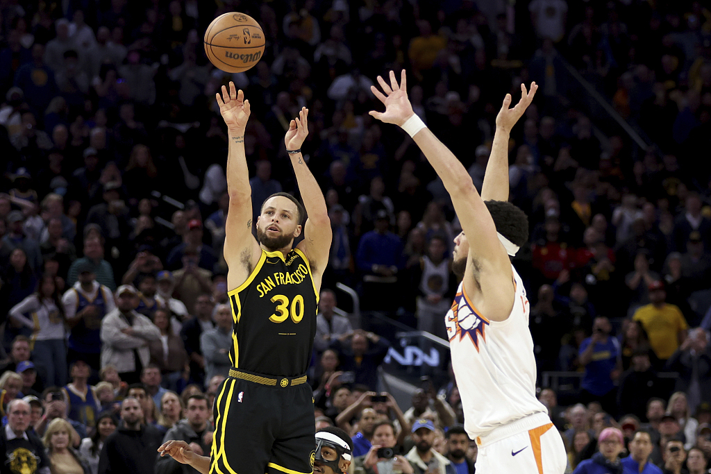 Stephen Curry (#30) of the Golden State Warriors shoots in the game against the Phoenix Suns at the Chase Center in San Francisco, California, February 10, 2024. /CFP