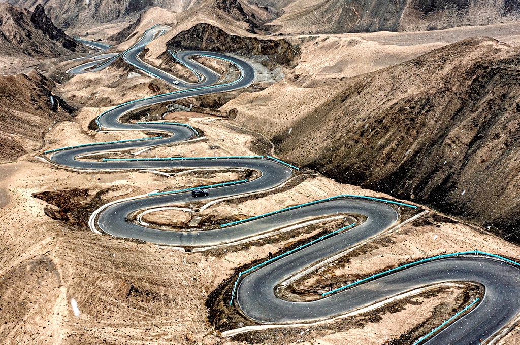 A file photo shows an aerial view of the Panlong Ancient Road in the Kashgar region of Xinjiang Uygur Autonomous Region. /IC