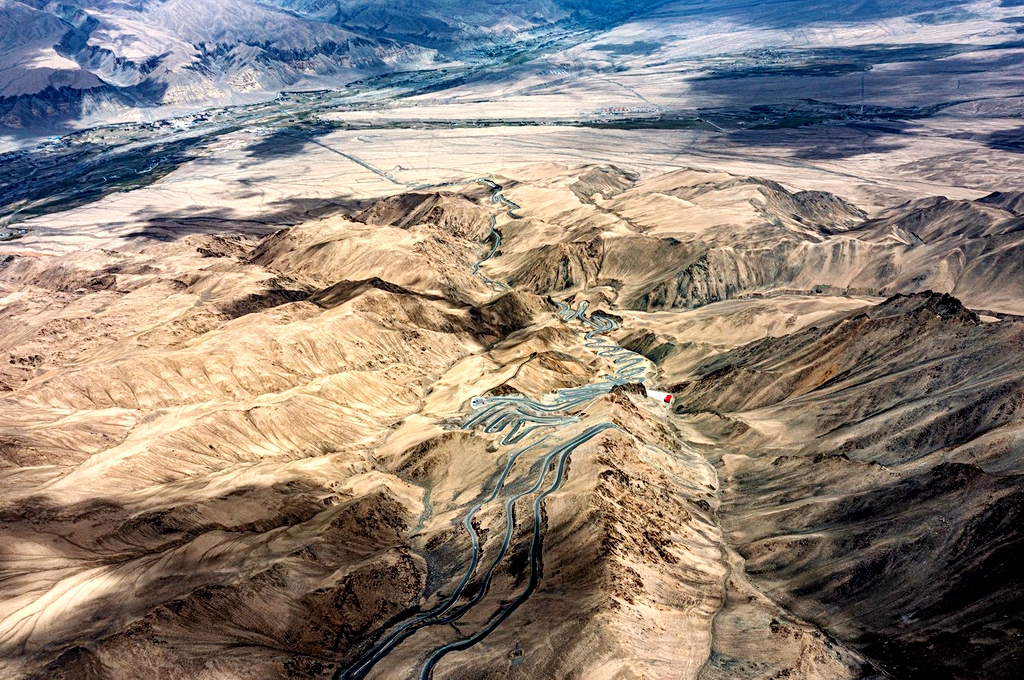 A file photo shows an aerial view of the Panlong Ancient Road in the Kashgar region of Xinjiang Uygur Autonomous Region. /IC