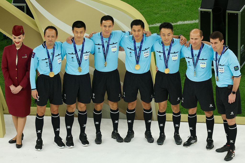 FIFA referee Ma Ning (4th R) of China and his staff pose with their medals during the podium ceremony after the AFC Qatar 2023 Asian Cup final at the Lusail Stadium in Doha, Qatar, February 10, 2024. /CFP