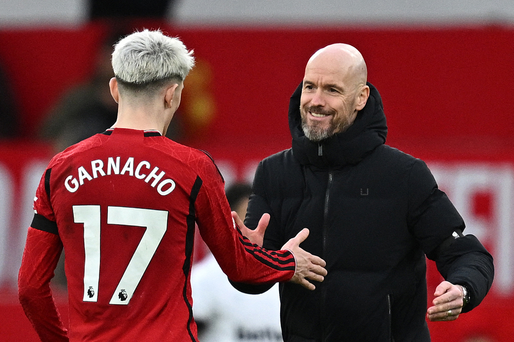 Erik ten Hag (R), manager of Manchester United, talks to his player Alejandro Garnacho during the Premier Leauge game against West Ham United at Old Trafford in Manchester, England, February 4, 2024. /CFP