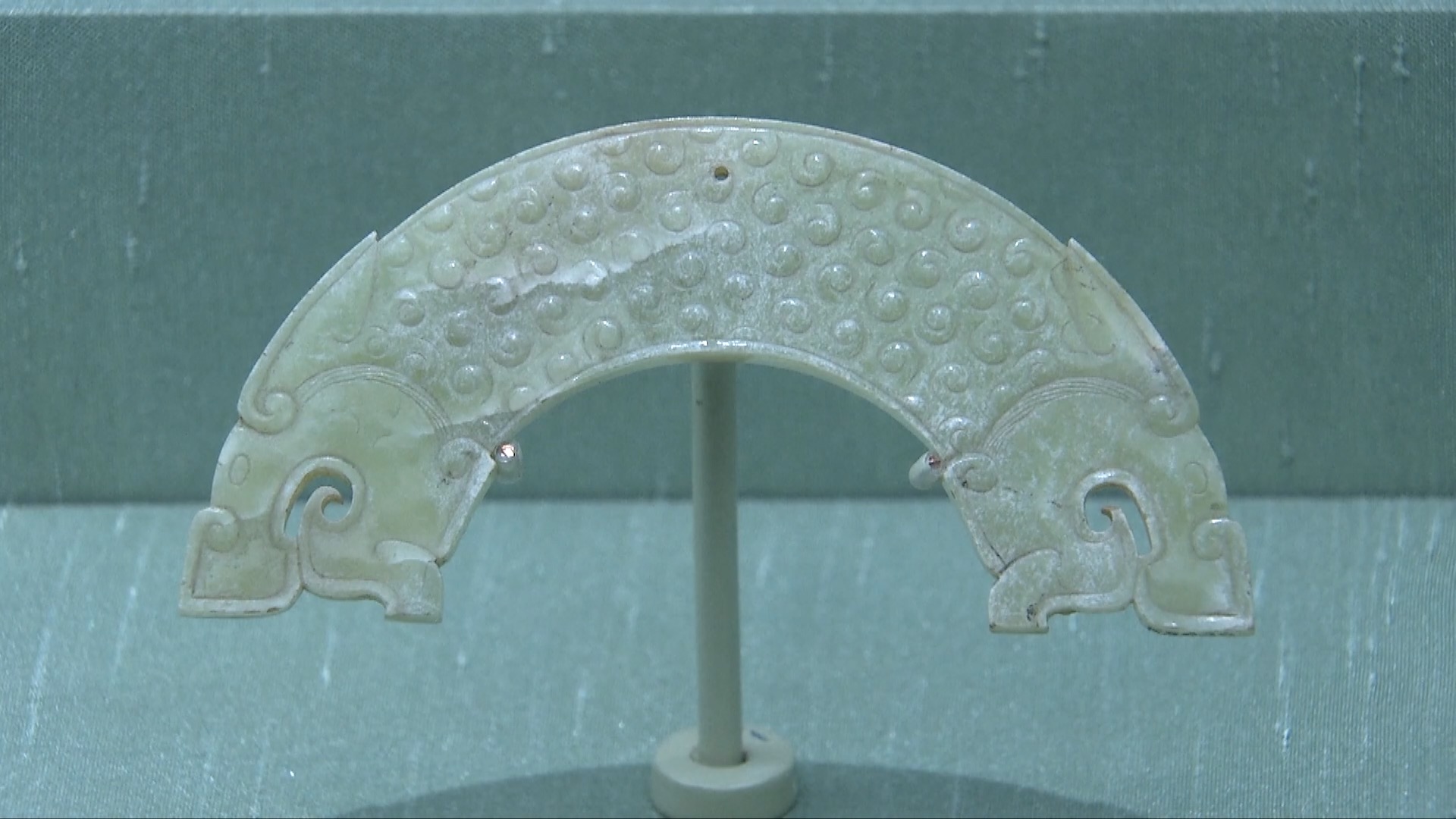 Jade with dragon patterns on display at the National Museum of China. / CGTN