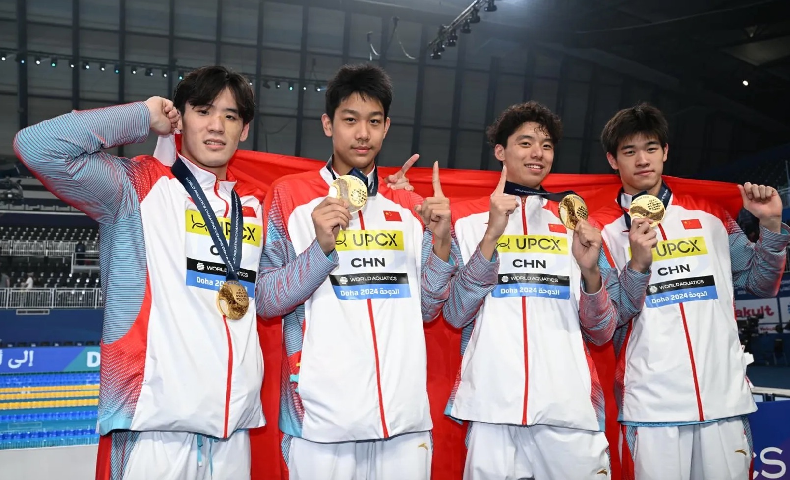 China's Wang Haoyu, Zhang Zhanshuo, Ji Xinjie and Pan Zhanle (L-R) hold up their gold medals after winning the men's 4x100m freestyle relay final at the World Aquatics Championships in Doha, Qatar, February 11, 2024. /CFP