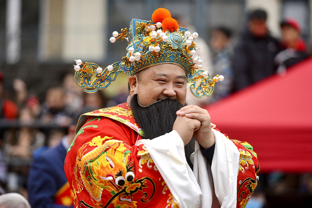 A man dressed as the God of Wealth offers Chinese New Year's greetings to visitors in Philadelphia, Pennsylvania, United States on February 11, 2024. /CFP