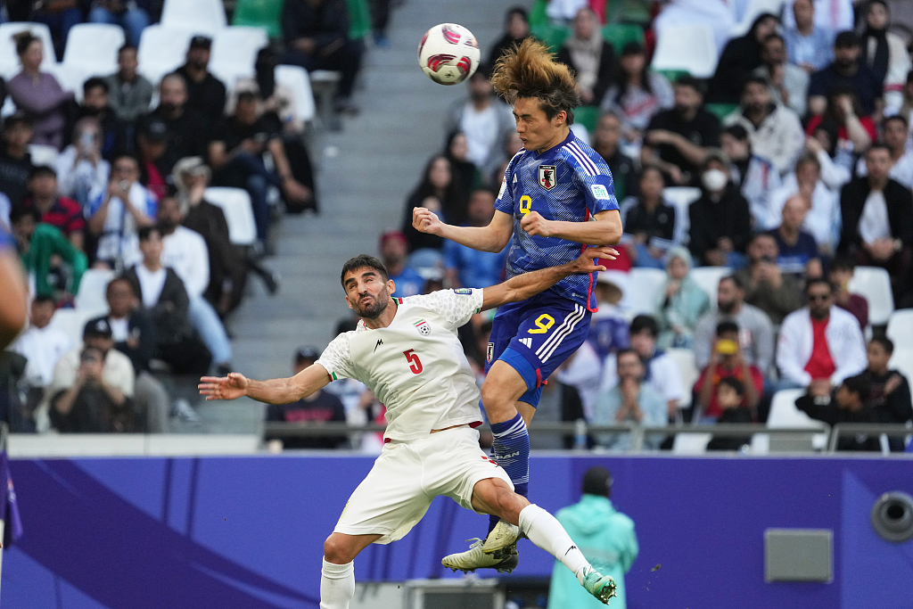 Ayase Ueda (R) of Japan and Milad Mohammadi of Iran vie for the ball during their Asian Cup quarterfinal in Al Rayyan, Qatar, February 3, 2024. /CFP