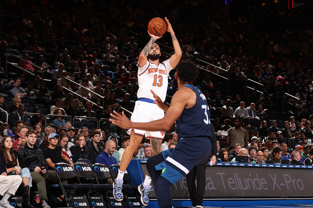 Evan Fournier (#13) of the New York Knicks shoots in the game against the Minnesota Timberwolves at Madison Square Garden in New York City, October 14, 2023. /CFP
