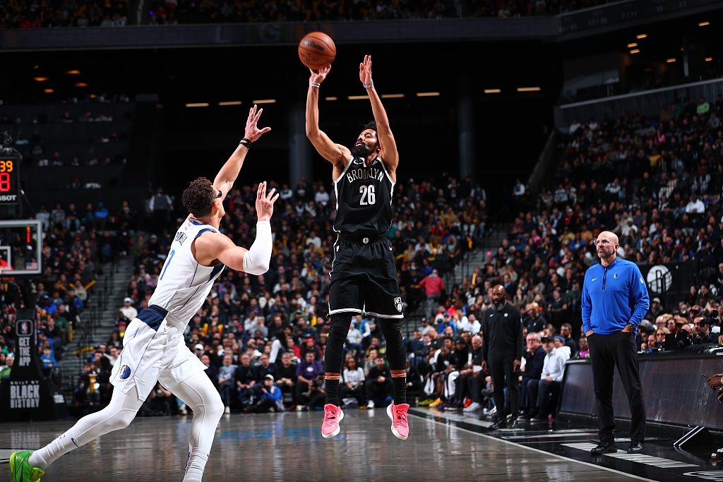 Spencer Dinwiddie (#26) of the Brooklyn Nets shoots in the game against the Dallas Mavericks at the Barclays Center in Brooklyn, New York City, February 6, 2024. /CFP