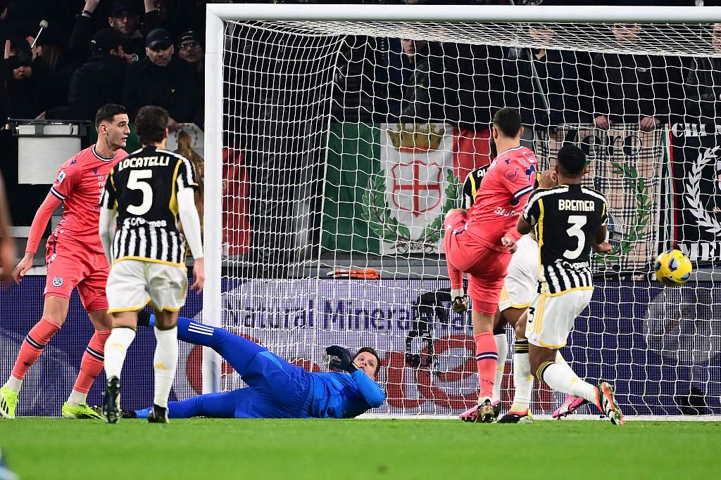 Udinese forward Lautero Giannetti (C in red) scores a goal against Juventus during their Serie A match at the Allianz Stadium in Turin, Italy, February 12, 2024. /CFP