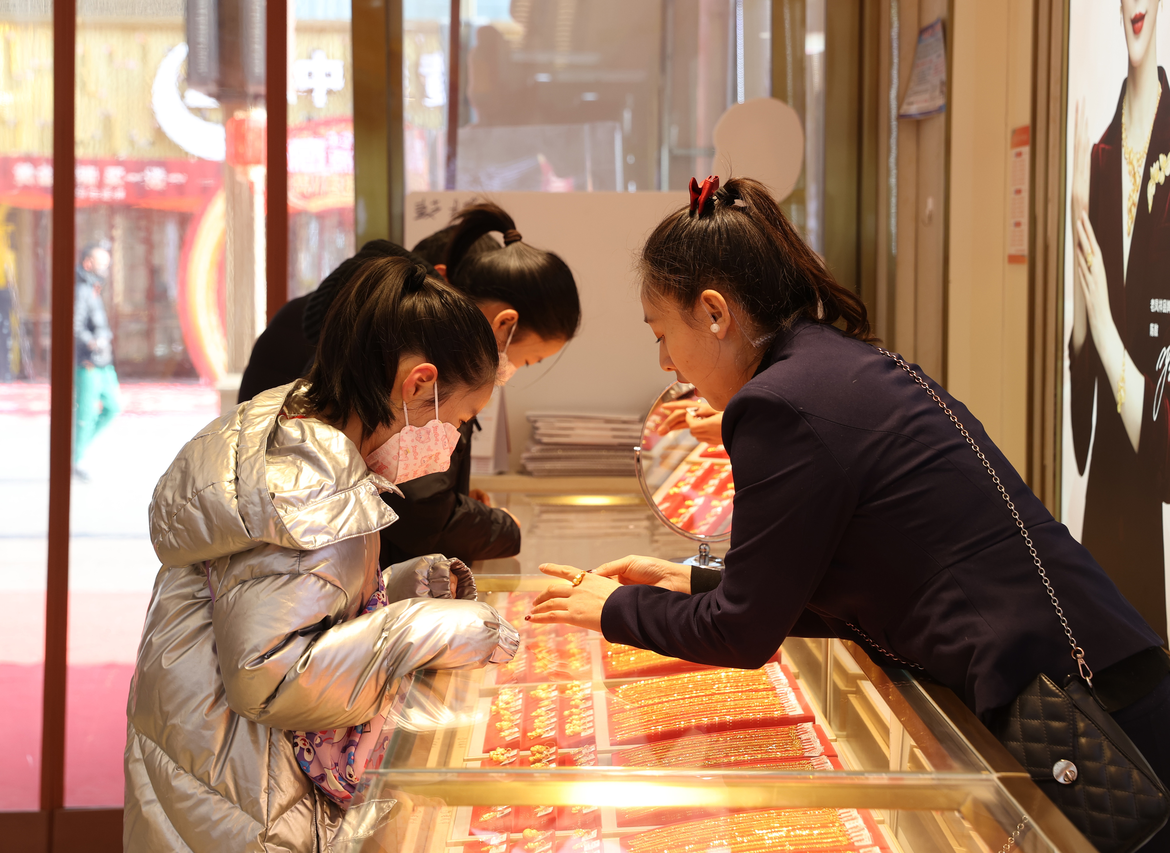 Young people shop for gold jewelry at a store in Yinchuan, capital of southwest China's Ningxia Hui Autonomous Region, February 2, 2024. /CFP