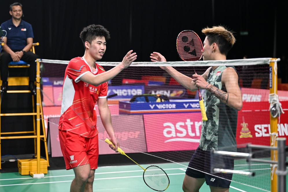 Weng Hongyang (L) of China greets Lee Cheuk-yiu of China's Hong Kong during their men's singles match at the Badminton Asia Team Championships in Shah Alam, Malaysia, February 13, 2024. /Xinhua