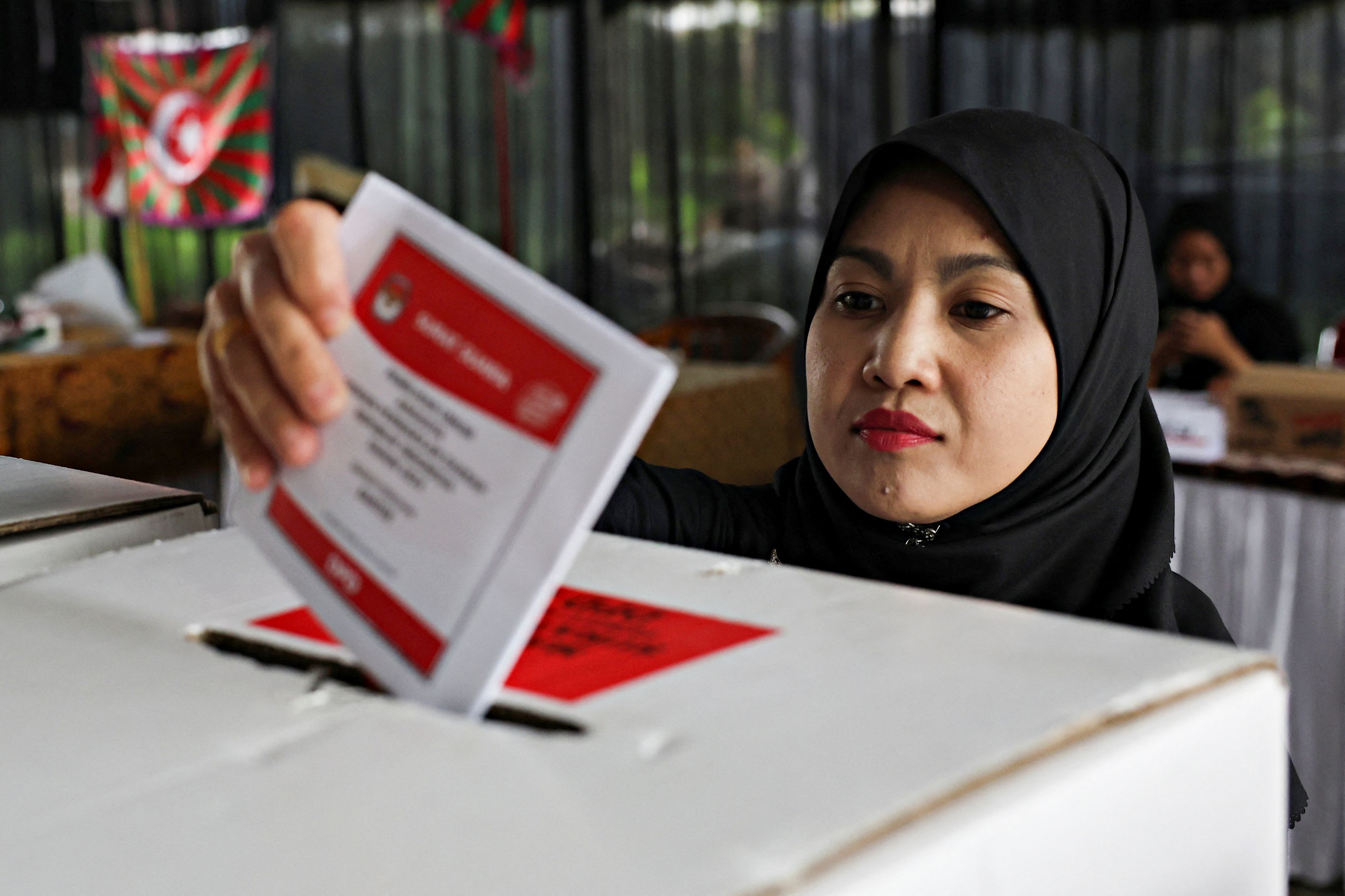 A woman votes at a polling station during the general election in South Tangerang, on the outskirts of Jakarta, Indonesia, February 14, 2024. /Reuters