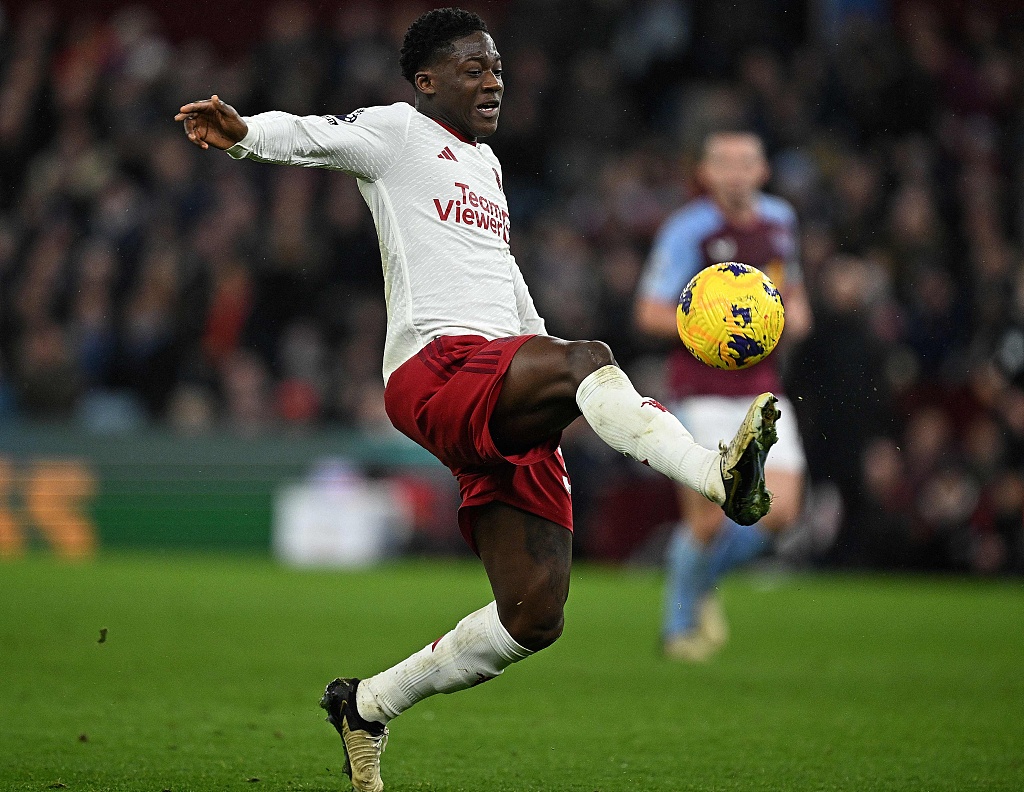 Kobbie Mainoo of Manchester United tries to control the ball in the Premier League game against Aston Villa at Villa Park in Birmingham, England, February 11, 2024. /CFP