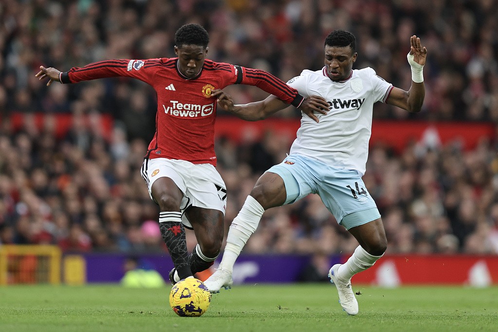 Kobbie Mainoo (L) of Manchester United competes for the ball in the Premier League game against West Ham United at Old Trafford in Manchester, England, February 4, 2024. /CFP