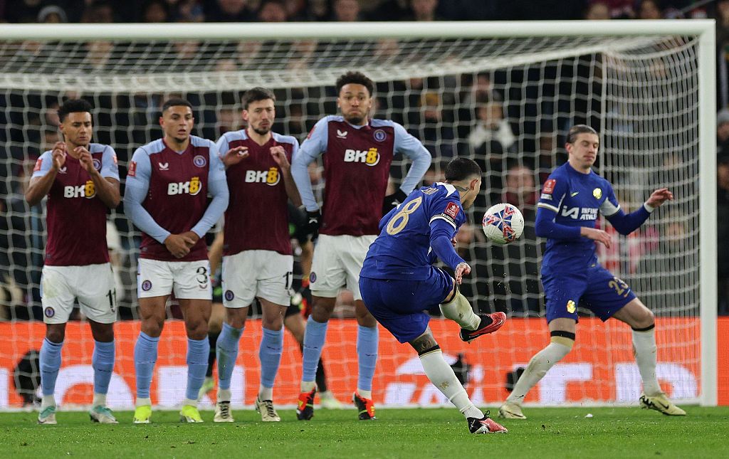 Enzo Fernandez (#8) of Chelsea shoots a free kick in the FA Cup game against Aston Villa at Villa Park in Birmingham, England, February 7, 2024. /CFP