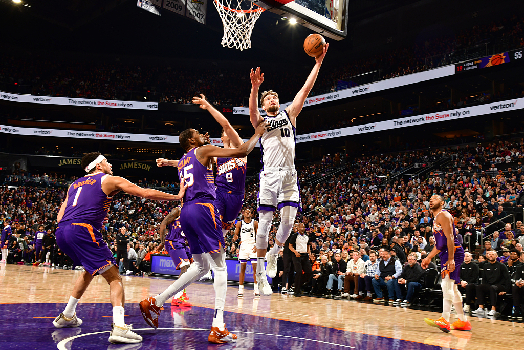 Domantas Sabonis (#10) of the Sacramento Kings drives toward the rim in the game against the Phoenix Suns at Footprint Center in Phoenix, Arizona, February 13, 2024. /CFP