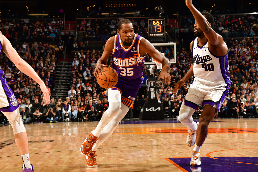 Kevin Durant (#35) of the Phoenix Suns penetrates in the game against the Sacramento Kings at Footprint Center in Phoenix, Arizona, February 13, 2024. /CFP