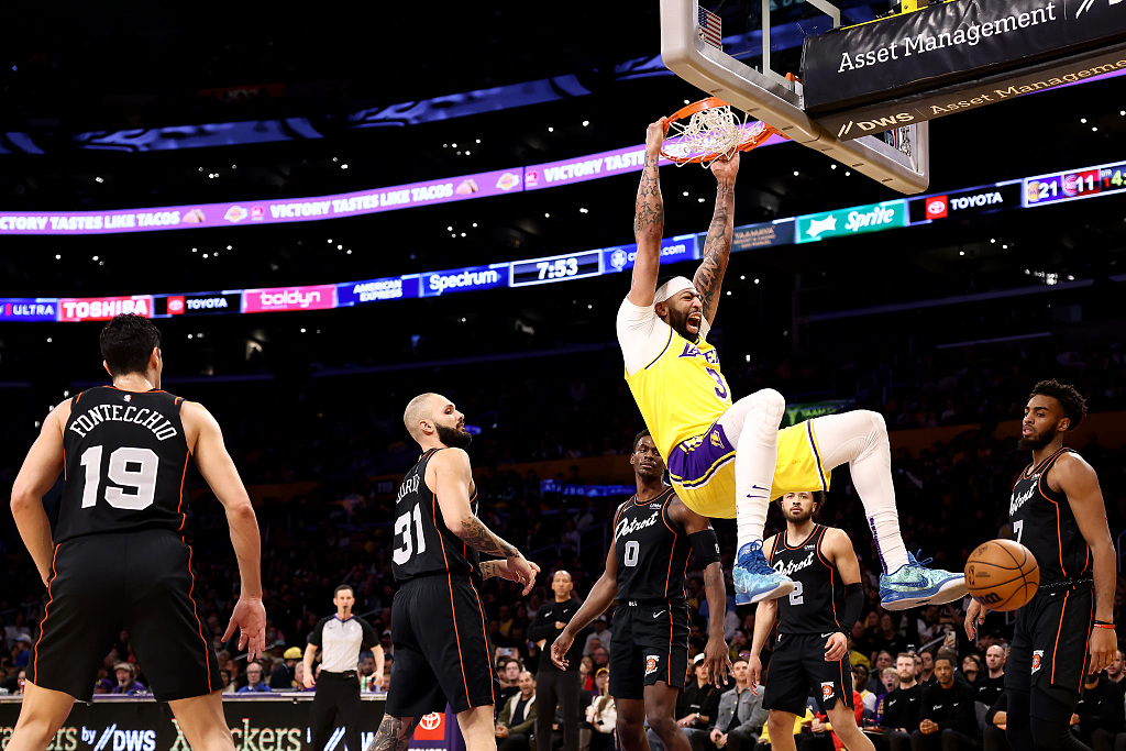 Anthony Davis (#3) of the Los Angeles Lakers dunks in the game against the Detroit Pistons at the Crypto.com Arena in Los Angeles, California, February 13, 2024. /CFP
