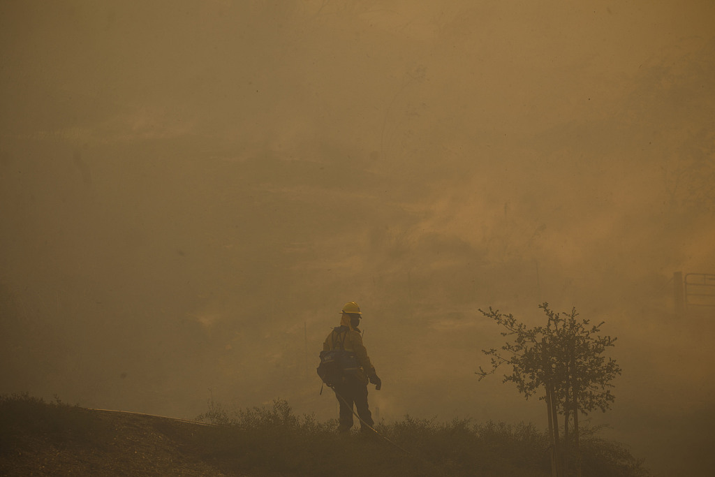 A firefighter works under wildfire smoke in California, U.S., October 26, 2020. /CFP

