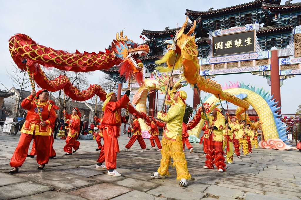 People perform a dragon dance to greet the God of Wealth in Fuyang, east China's Anhui Province, on February 14, 2024. /IC