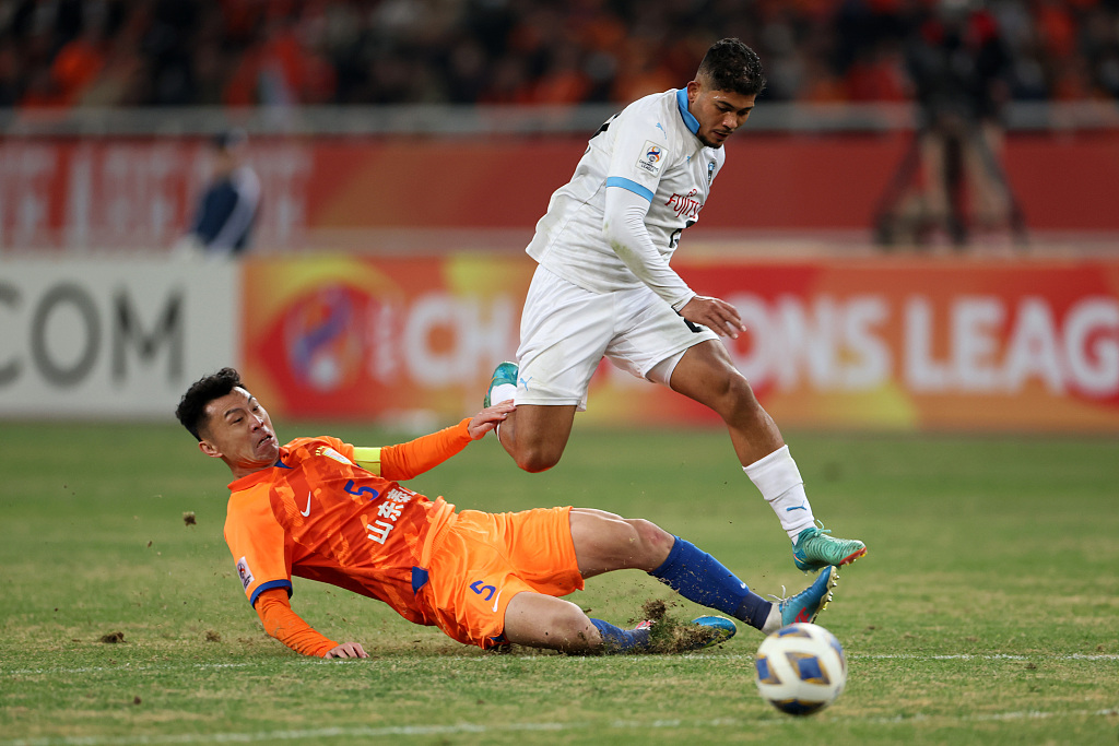 Erison Souza (R) of Kawasaki Frontale is tackled by Zheng Zheng of Shandong Taishan during their Asian Champions League round of 16 first-leg match in Jinan, east China's Shandong Province, February 13, 2024. /CFP