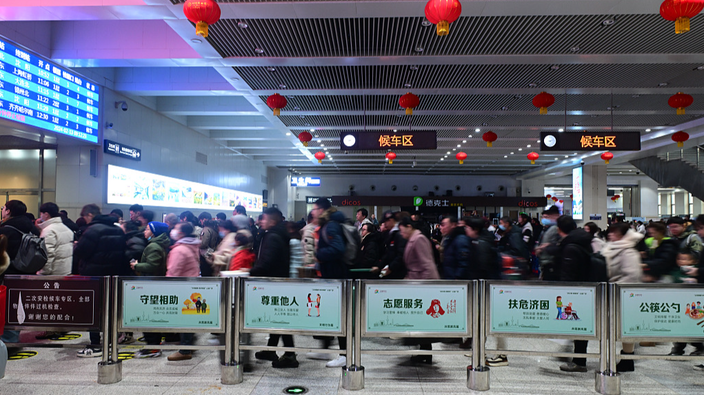 People wait in lines at a railway station in Dandong, northeast China's Liaoning Province, February 13, 2024. /CFP