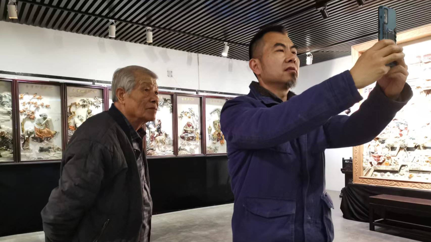 Miao Yichuan (right) and his 80-year-old father Miao Chengjin are seen working together. /CGTN