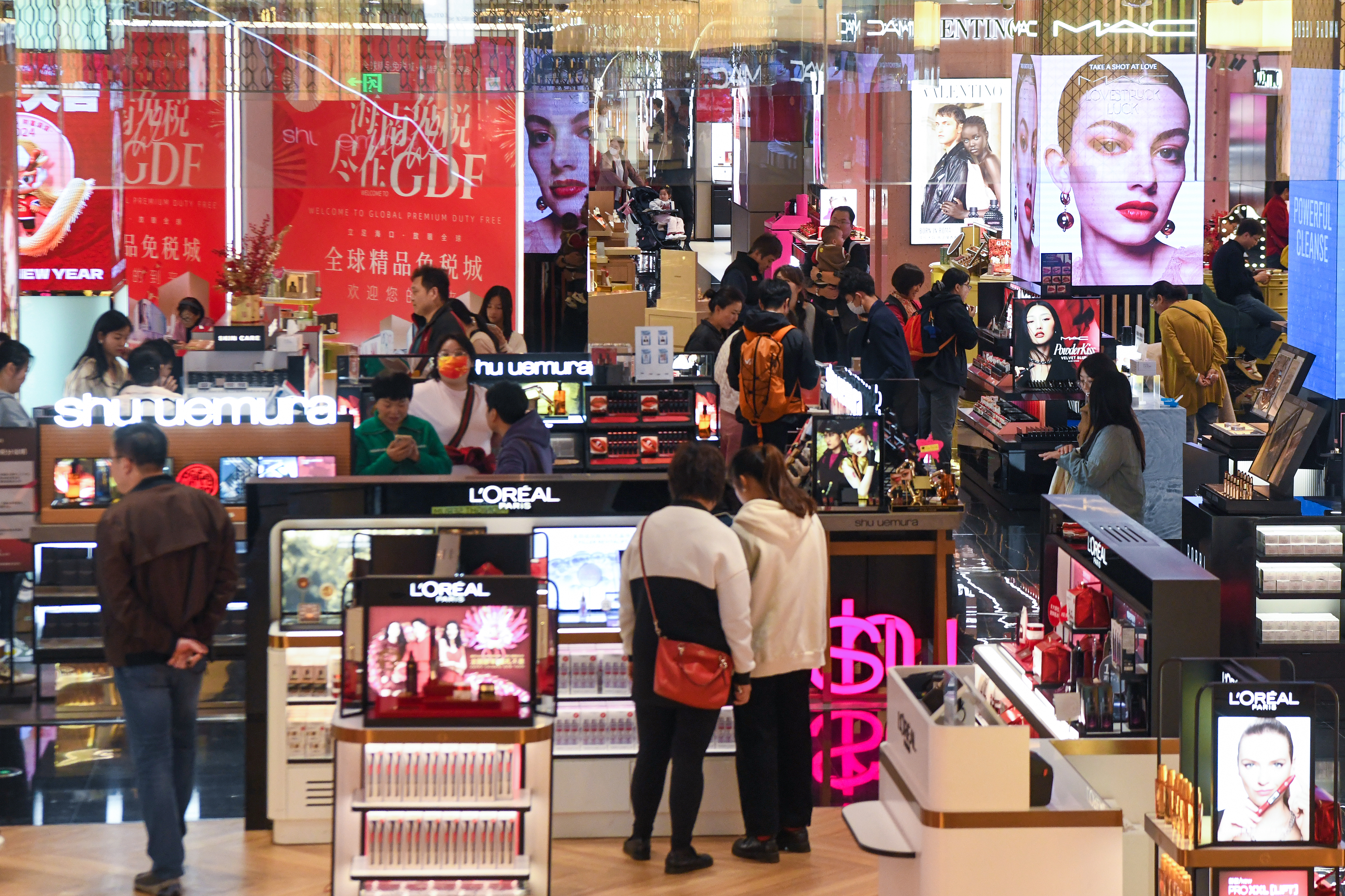 Customers shop at the Global Duty-Free Plaza in Haikou, capital of south China's Hainan Province, February 10, 2024. /CFP