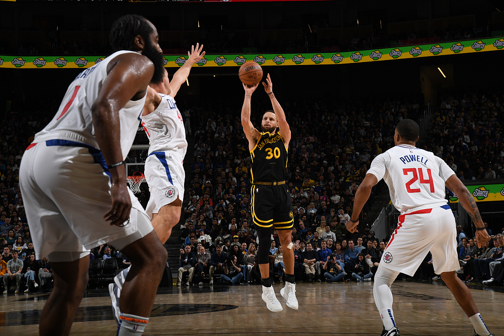 Stephen Curry (#30) of the Golden State Warriors shoots in the game against the Los Angeles Clippers at the Chase Center in San Francisco, California, February 14, 2024. /CFP